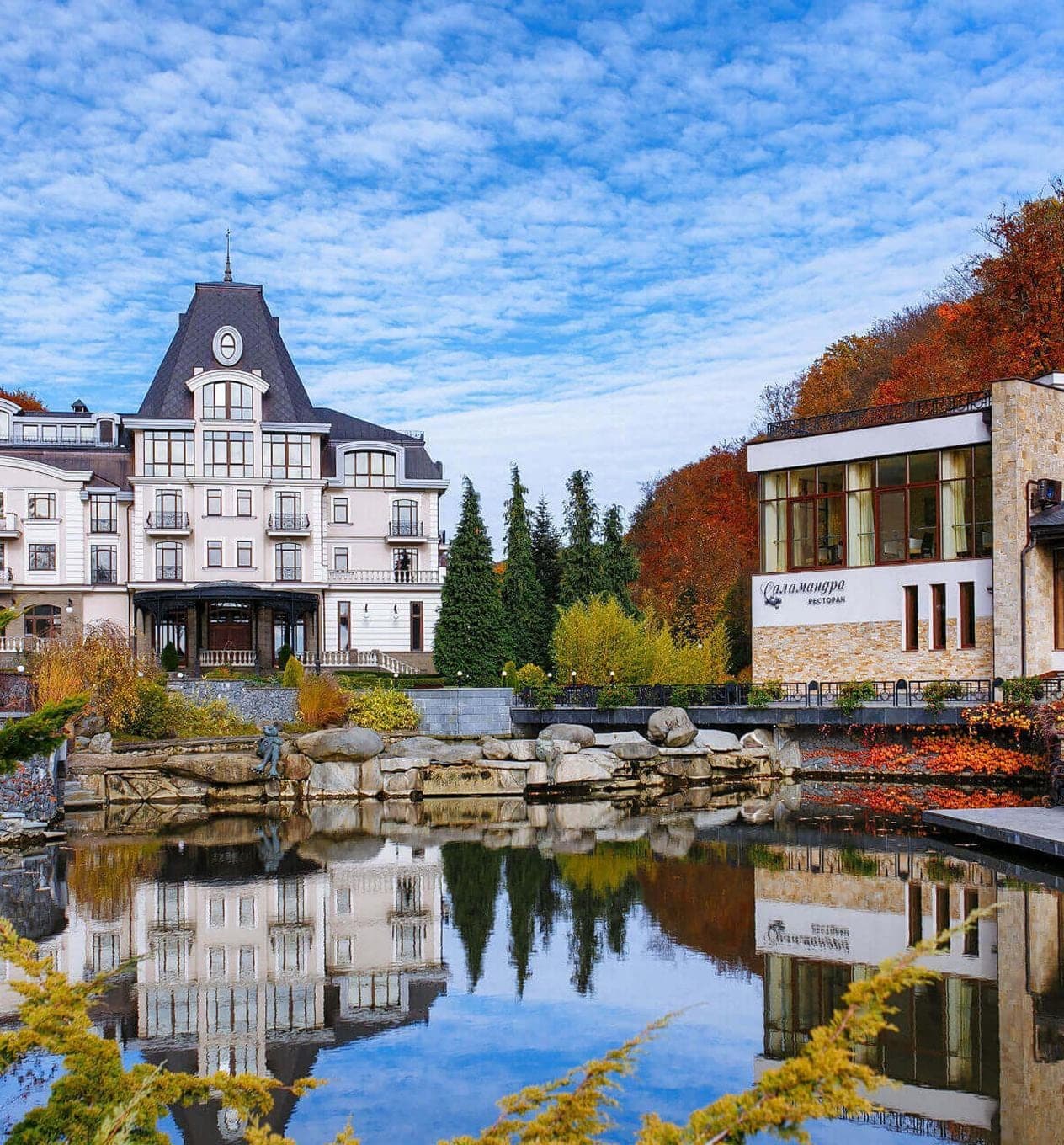 Корпуси курорту біля ставка